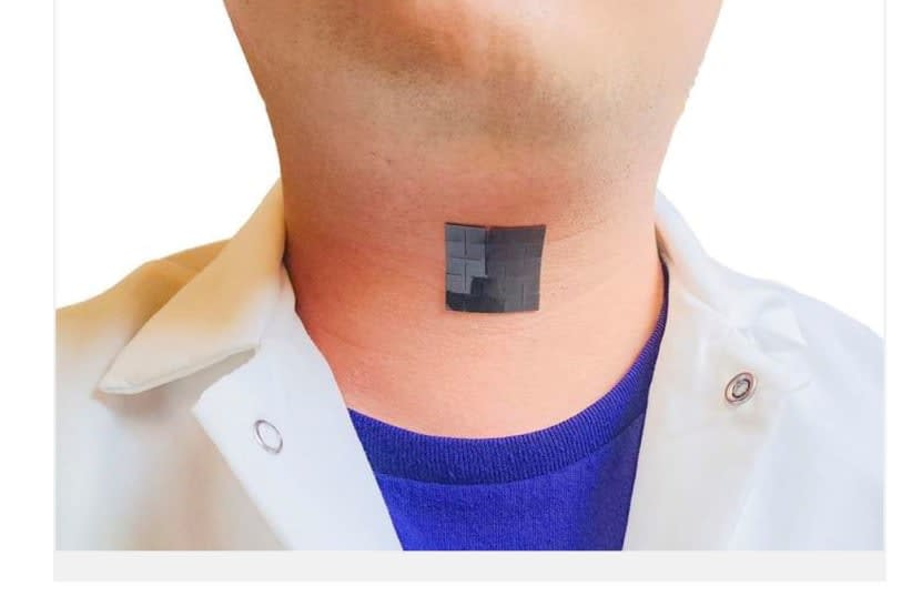  Foto del cuello de una persona con el dispositivo: un cuadrado adhesivo negro pegado fuera de la garganta. (photo credit: Jun Chen Lab/UCLA)