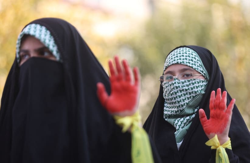  Mujeres miembros de las fuerzas paramilitares Basij asisten a una concentración en apoyo a los palestinos, en Teherán, Irán, 24 de noviembre de 2023. (photo credit: VIA REUTERS)