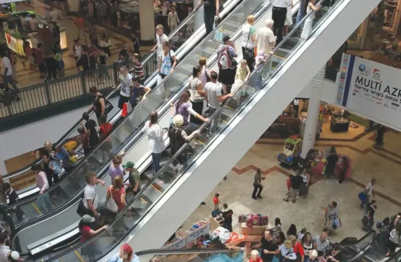  People are shopping in the mall  (photo credit: NATI SHOHAT/FLASH90)