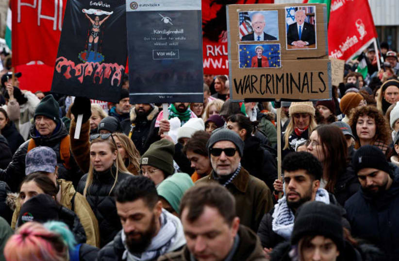 Manifestantes participan en una manifestación organizada por "Juntos por Palestina" para exigir el alto el fuego y excluir a Israel del Festival de Eurovisión, en Estocolmo, Suecia, el 17 de febrero de 2024. (photo credit: VIA REUTERS)