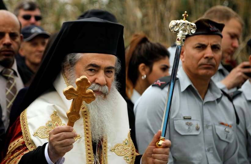  Teófilo III, Patriarca griego ortodoxo de Jerusalén, llega para participar en una ceremonia de bautismo en el río Jordán, cerca de Jericó, en Cisjordania 18 de enero de 2020. (photo credit: REUTERS/RANEEN SAWAFTA)