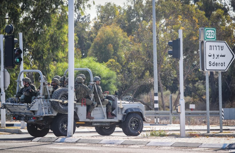  Fuerzas de seguridad israelíes en la carretera 232, cerca de Sderot. (photo credit: FLASH90)