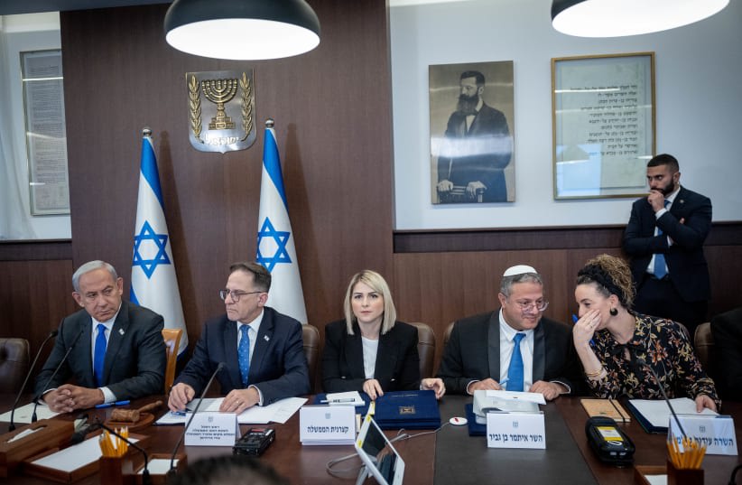  El primer ministro israelí, Benjamín Netanyahu (i), el ministro de Seguridad Nacional, Itamar Ben Gvir (2d), y el ministro de Protección Medioambiental, Idit Silman (d), asisten a una conferencia gubernamental en la oficina del primer ministro en Jerusalén el 3 de enero de 2023. (photo credit: YONATAN SINDEL/FLASH90)