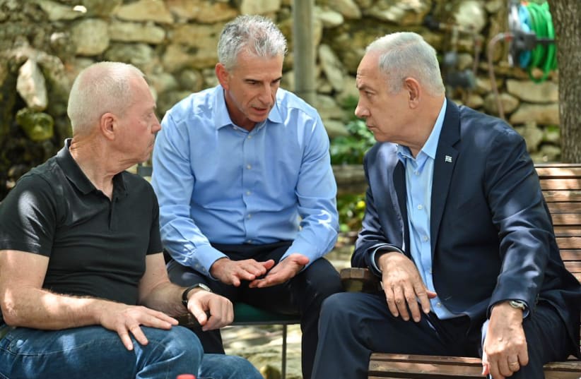  El Primer Ministro Benjamin Netanyahu visto con el Ministro de Defensa Yoav Gallant y el directo del Mossad David Barnea el 12 de mayo de 2023 (photo credit: KOBI GIDEON/GPO)