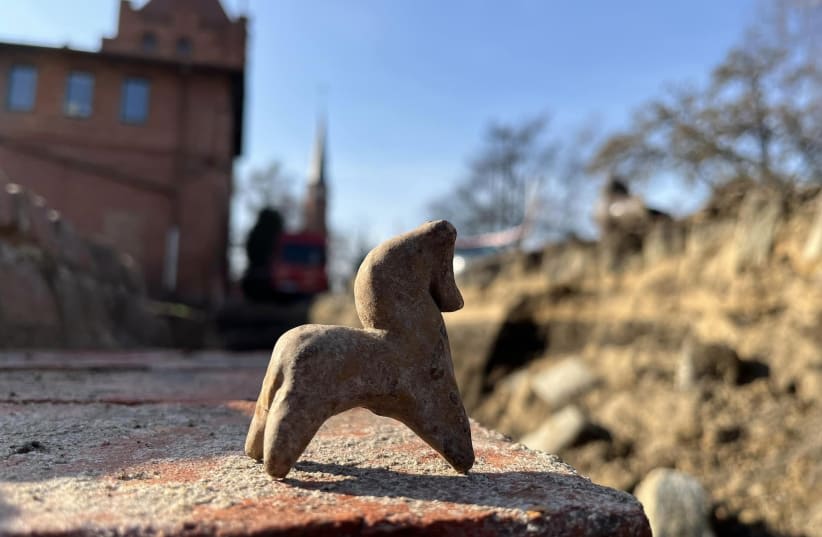  Un caballo de juguete de 800 años de antigüedad hallado en Torn, Polonia. (photo credit: Małgorzata Jarovka-Krzemkowska)