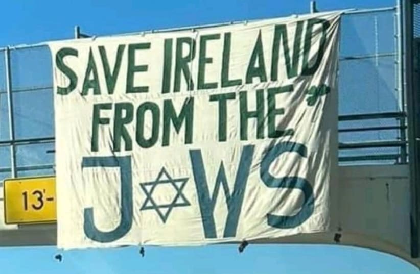  El domingo colgaron en los pasos elevados de Cincinnati (Ohio) pancartas en las que se pedía "salvar a Irlanda de los judíos", según informaron organizaciones judías estadounidenses. (photo credit: AMERICAN JEWISH COMMITTEE)