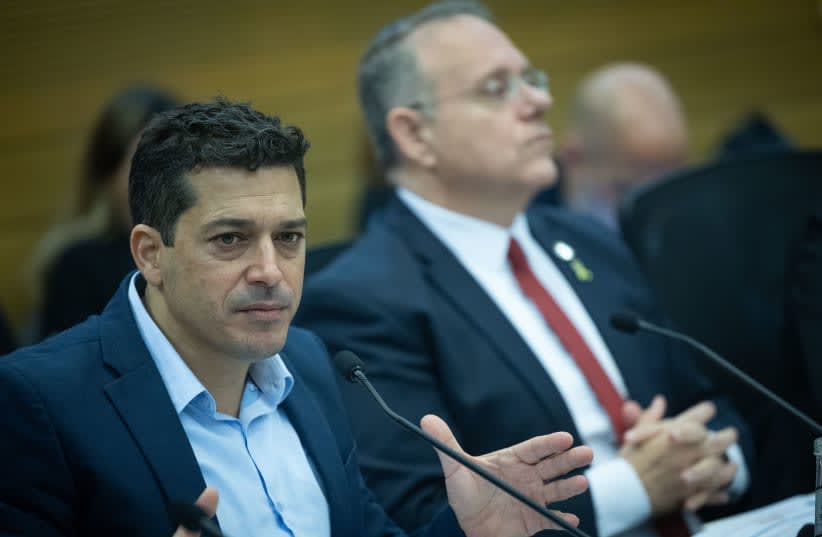  El ministro israelí de Asuntos de la Diáspora, Amichai Chikli, habla en una Comisión de Inmigración, Absorción y Asuntos de la Diáspora en la Knesset, el Parlamento israelí en Jerusalén, el 19 de diciembre de 2023. (photo credit: YONATAN SINDEL/FLASH90)