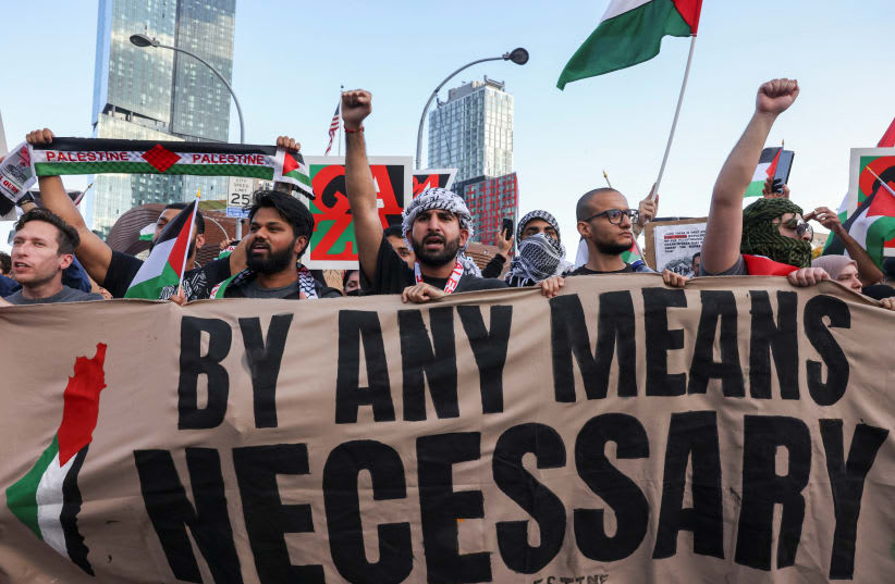  Manifestantes propalestinos asisten a la manifestación "Flood Brooklyn for Gaza", mientras continúa el conflicto entre Israel y el grupo terrorista palestino Hamás, en Nueva York, Estados Unidos, 28 de octubre de 2023. (photo credit: CAITLIN OCHS/REUTERS)