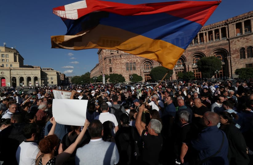  Manifestantes se reúnen cerca del edificio del gobierno, después de que Azerbaiyán lanzara una operación militar en la región de Nagorno-Karabaj, en Ereván, Armenia, 19 de septiembre de 2023. (photo credit: Vahram Baghdasaryan/Photolure via REUTERS)