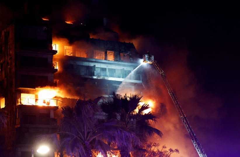  Los bomberos trabajan en el lugar de un incendio en un edificio de apartamentos en Valencia, España 22 de febrero 2024. (photo credit:  REUTERS/Eva Manez TPX IMAGES OF THE DAY)