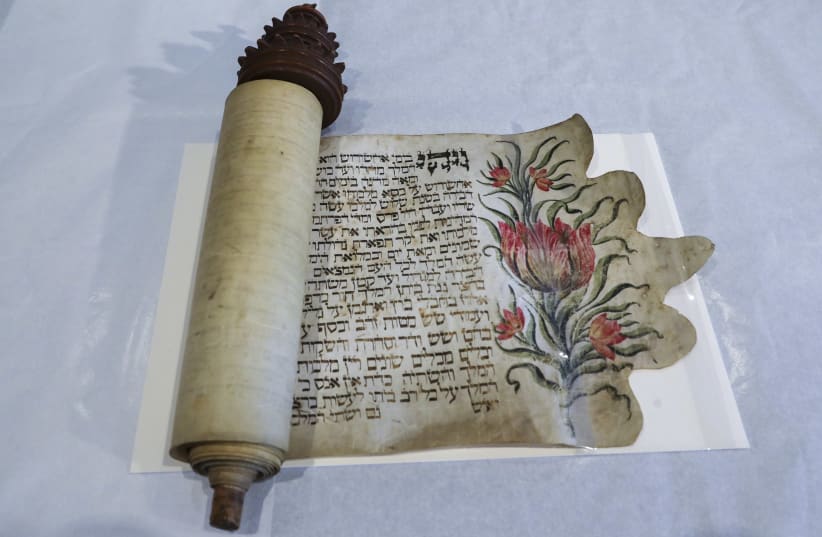  Un Pergamino de Ester, escrito por una niña de 14 años en Roma durante el siglo XVIII, fue adquirido por el Museo de Israel en una subasta. (photo credit: MARC ISRAEL SELLEM/THE JERUSALEM POST)