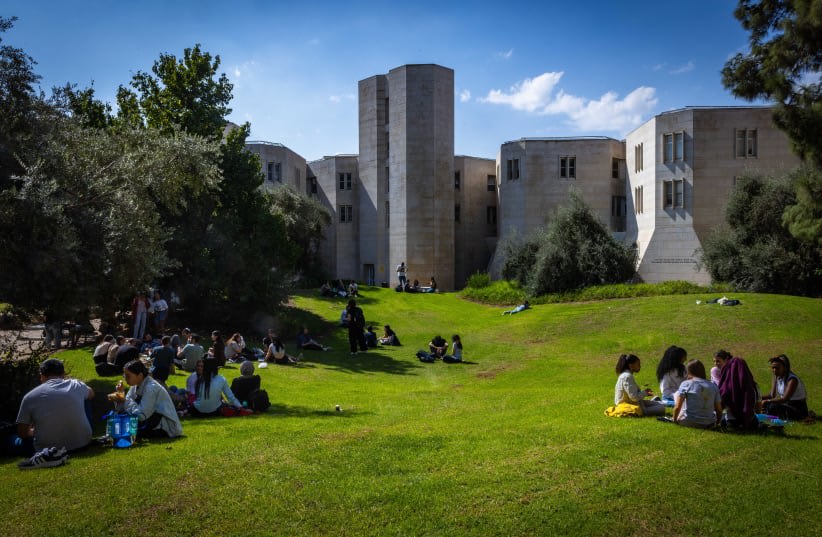  Estudiantes vistos en el campus del "Monte Scopus" de la Universidad Hebrea el primer día de apertura del curso universitario el 23 de octubre de 2022. (photo credit: OLIVIER FITOUSSI/FLASH90)