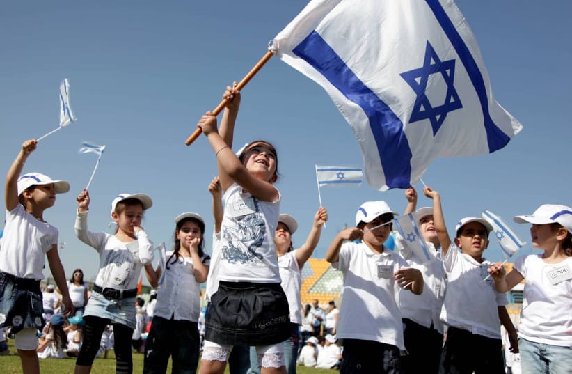  Niños en edad preescolar de la ciudad meridional de Ashkelon, celebrando con la bandera israelí, el 18 de abril de 2010, el Día de la Independencia. (photo credit: EDI ISRAEL/FLASH90)