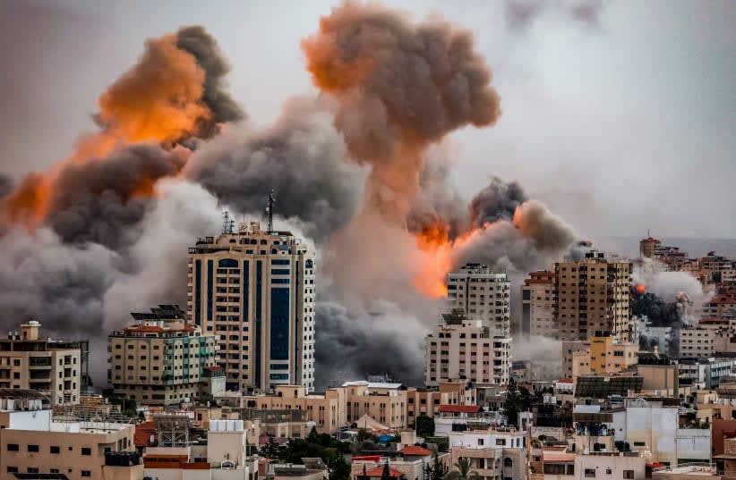  Una bola de fuego y humo se eleva durante un ataque aéreo israelí en la Franja de Gaza, el 9 de octubre de 2023. (photo credit: ATIA MOHAMMED/FLASH90)