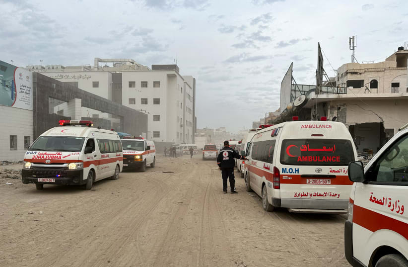  Ambulancias esperan frente al hospital Al Shifa, asaltado por las fuerzas israelíes durante la operación terrestre de Israel, en medio de una tregua temporal entre Israel y el grupo palestino Hamás en la ciudad de Gaza, el 25 de noviembre de 2023. (photo credit: REUTERS/Abed Sabah)