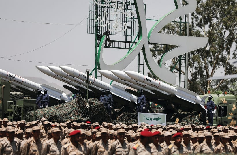  VISTA de misiles durante un desfile militar celebrado por los Houthis el 21 de septiembre para conmemorar el aniversario de su toma del poder en Saná, Yemen. (photo credit: KHALED ABDULLAH/REUTERS)
