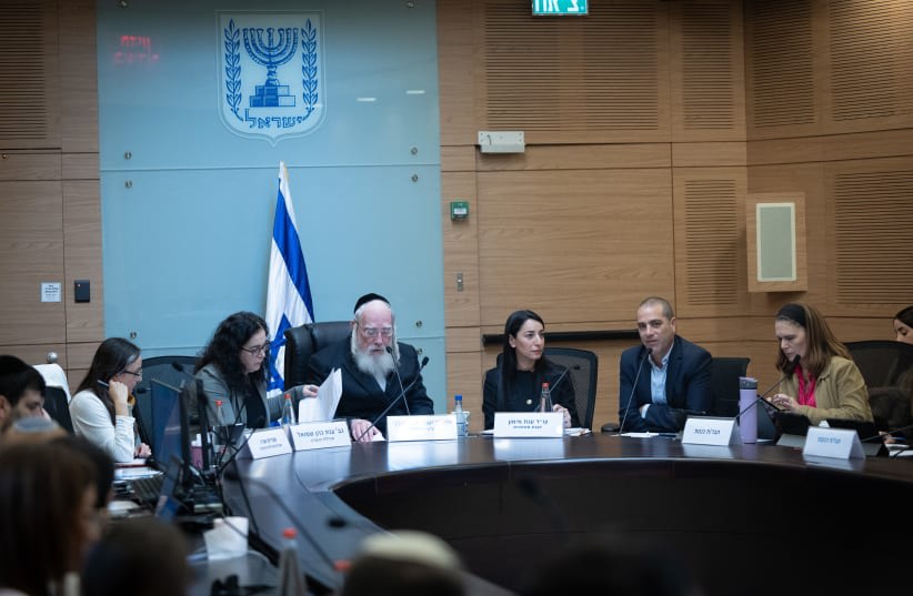  MK Ofir Katz habla durante una reunión del Comité de Trabajo y Bienestar en la Knesset, el Parlamento israelí en Jerusalén, el 13 de febrero. 2024. (photo credit: YONATAN SINDEL/FLASH90)