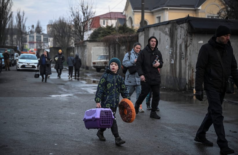  Local residents leave at a site of a residential building damaged during a Russian missile attack, amid Russia's attack on Ukraine, in Kyiv, Ukraine March 21, 2024. (photo credit: REUTERS/Viacheslav Ratynskyi)