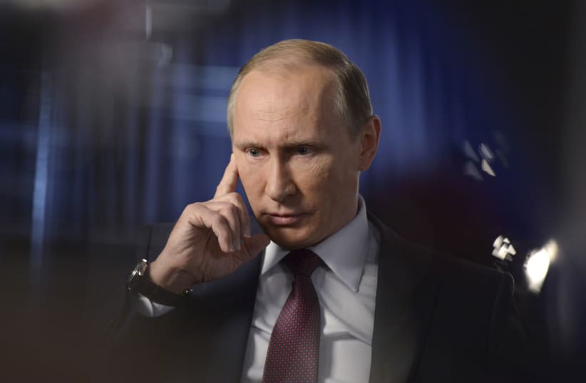  El presidente ruso, Vladímir Putin, responde a las preguntas del presentador del canal Russia 1, Vladímir Soloviov (no en la foto), durante una entrevista en Sochi, Rusia, 10 de octubre de 2015. (photo credit: REUTERS)