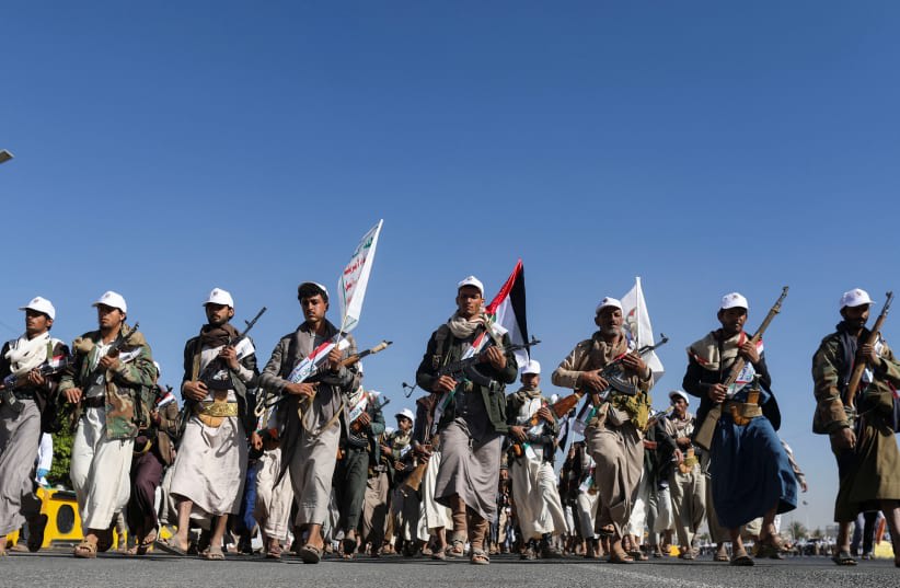  Combatientes recién reclutados que se unieron a una fuerza militar Houthi destinada a ser enviada a luchar en apoyo de los palestinos en la Franja de Gaza, marchan durante un desfile en Sanaa, Yemen 2 de diciembre 2023. (photo credit: REUTERS/KHALED ABDULLAH)