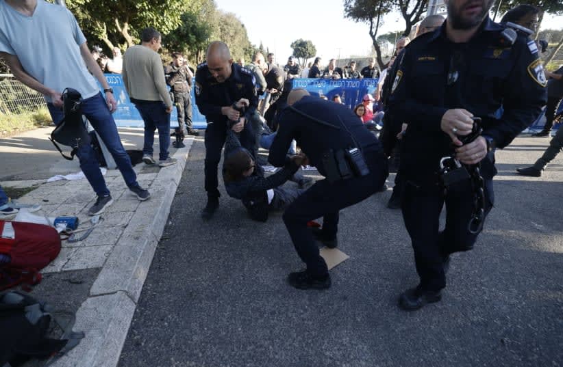  Agentes de la Policía de Israel atienden a manifestantes cerca de la Knesset, en Jerusalén, el 20 de marzo de 2024. (photo credit: MARC ISRAEL SELLEM)