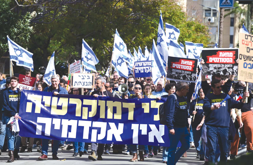  En una manifestación en Tel Aviv, a principios de este mes, contra el plan gubernamental de cambio judicial, se podían leer carteles como "La protesta estudiantil" y "Sin democracia, no hay academia". (photo credit: TOMER NEUBERG/FLASH90)