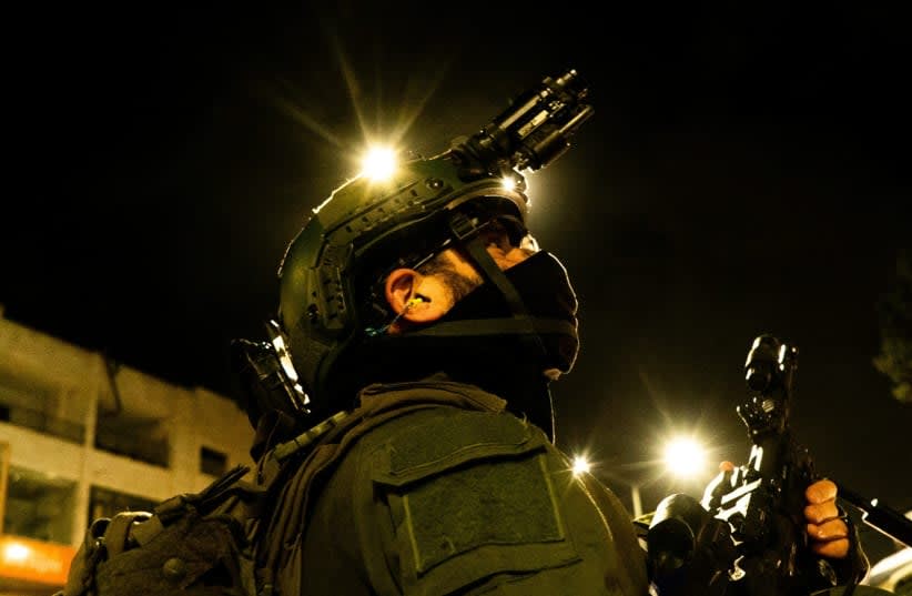  Un soldado de las IDF opera en Nablus, en Cisjordania durante la noche. 4 de marzo de 2024. (photo credit: IDF SPOKESMAN’S UNIT)
