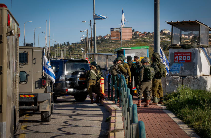  Fuerzas de seguridad israelíes en el lugar de un presunto atentado terrorista cerca de Elazar, en Gush Etzion, Cisjordania, el 21 de marzo de 2024. (photo credit: GERSHON ELINSON/FLASH90)