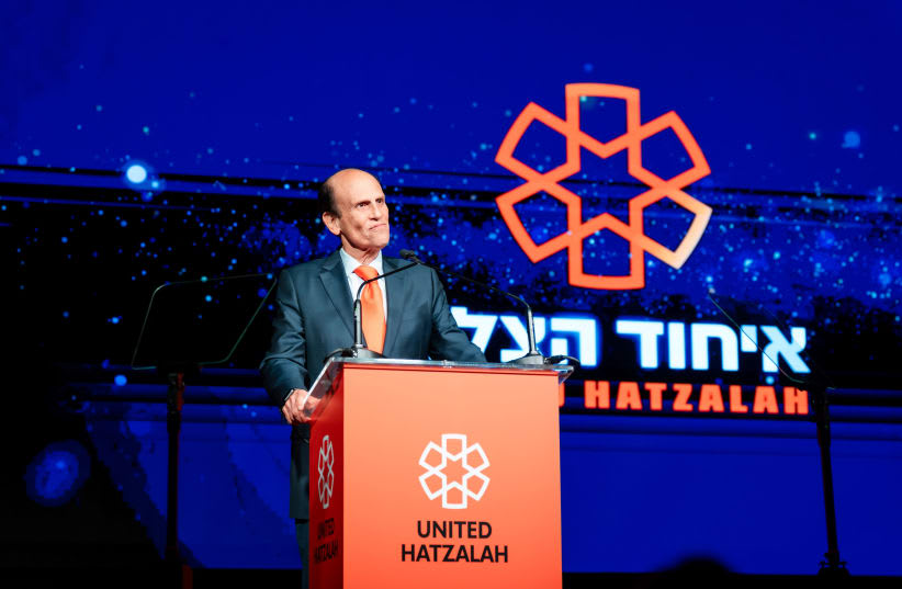 Michael Milken hablando en la Gala de United Hatzalah LA. 20 de marzo de 2024. (photo credit: Courtesy of Magic Pix)
