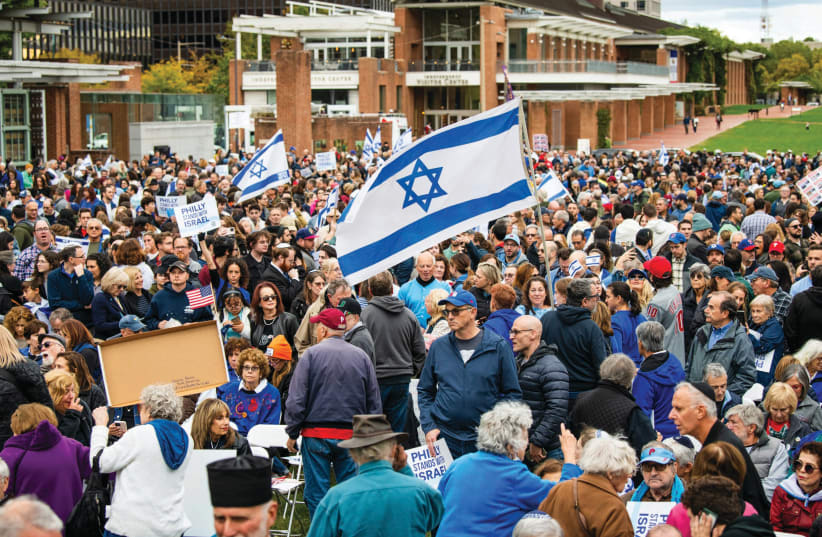 Cientos de personas se reúnen en una manifestación pro-Israel en la Plaza de la Independencia de Filadelfia, patrocinada por la Federación Judía del Gran Filadelfia, el mes pasado. (photo credit: Jewish Federation of Greater Philadelphia)