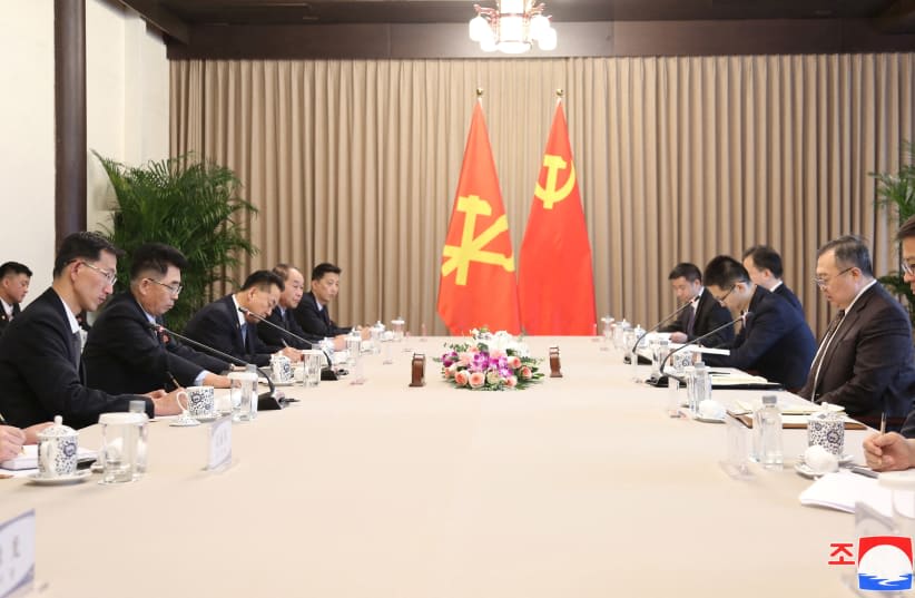  Kim Song Nam, de Corea del Norte, y Liu Jianchao se reúnen en Pekín, China, el 21 de marzo de 2024. (photo credit: KCNA VIA REUTERS)