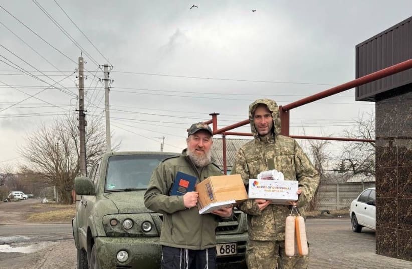  Holiday on the frontlines: 1000 Ukrainian soldiers given Purim gifts. (photo credit: Federation of Jewish Communities in Ukraine)