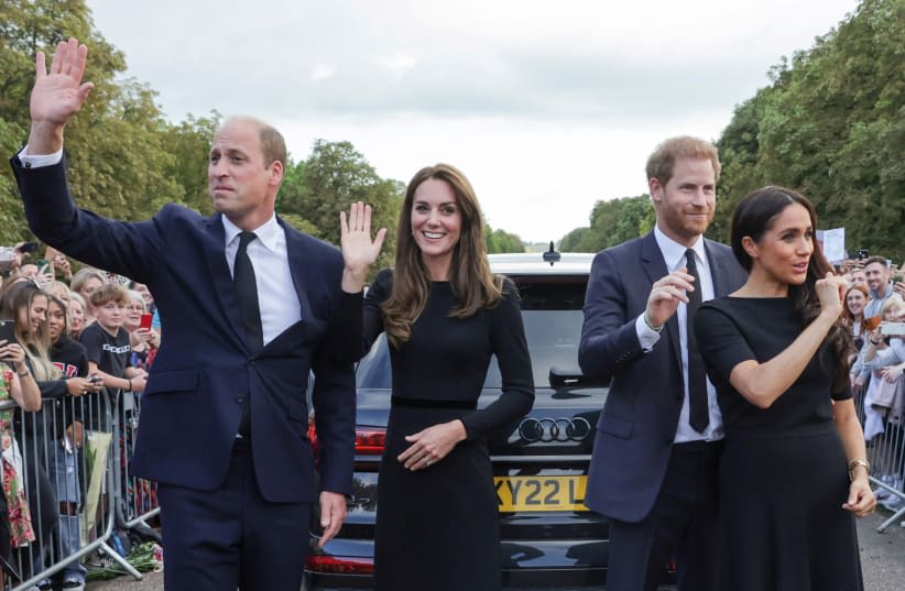  Los británicos Guillermo, príncipe de Gales, Catalina, princesa de Gales, el príncipe británico Harry y Meghan, duquesa de Sussex, saludan al público en el castillo de Windsor, tras el fallecimiento de la reina Isabel de Gran Bretaña, en Windsor, Gran Bretaña, el 10 de septiembre de 2022. (photo credit: CHRIS JACKSON/POOL VIA REUTERS)