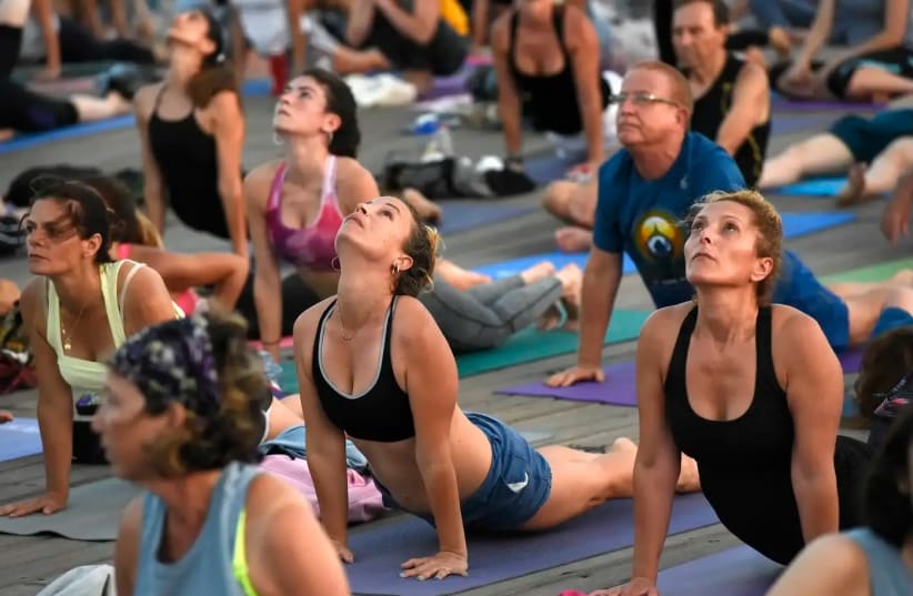  Día Internacional del Yoga en el puerto de Tel Aviv el 21 de junio. (photo credit: REUVEN CASTRO)
