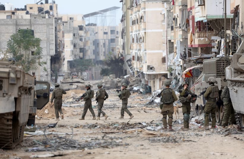  Patrullas militares israelíes cerca del complejo del hospital Al Shifa en la ciudad de Gaza, en medio de la operación terrestre en curso del ejército israelí contra el grupo islamista palestino Hamás, en el norte de la Franja de Gaza, 22 de noviembre de 2023. (photo credit: RONEN ZVULUN/REUTERS)