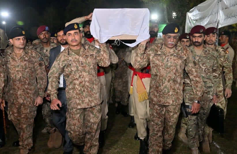  El funeral del teniente coronel Syed Kashif Ali, de 39 años, y del capitán Muhammad Ahmed Badar, de 23, después de que, según los militares, hombres armados atacaran un puesto militar en Mir Ali, distrito de Waziristán del Norte, en Pakistán, cerca de Afganistán, 17 de marzo de 2024. (photo credit: Inter-Services Public Relations (ISPR)/Handout via REUTERS)