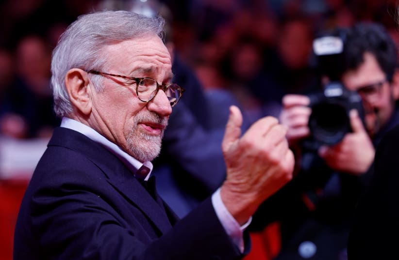  El director Steven Spielberg gesticula en la alfombra roja mientras asiste a la ceremonia en la que recibirá el Oso de Oro Honorífico a toda una vida en la 73 edición del Festival Internacional de Cine de Berlín, Alemania, el 21 de febrero de 2023. (photo credit: REUTERS/MICHELE TANTUSSI)
