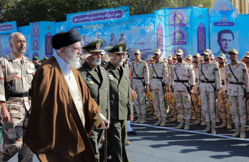  El Líder Supremo de Irán, el ayatolá Alí Jamenei, pasa revista a las fuerzas armadas durante una ceremonia de graduación, en Teherán. (photo credit: Office of the Iranian Supreme Leader/WANA (West Asia News Agency) via REUTERS)