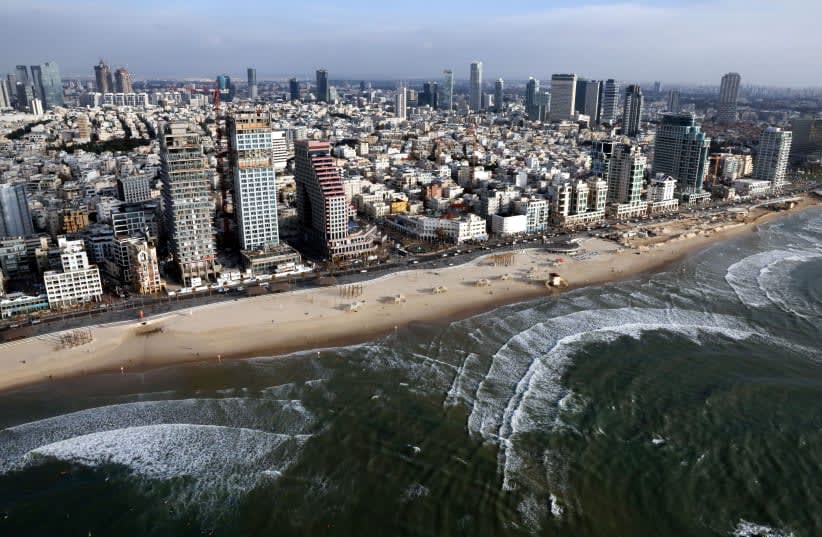 Vista aérea de las playas y el perfil de la ciudad de Tel Aviv, el 19 de febrero de 2018. (photo credit: YOSSI ZAMIR/FLASH90)