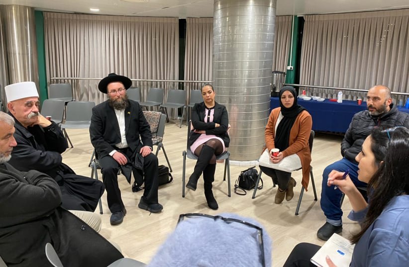  Líderes religiosos de Haifa asisten a una de las reuniones organizadas por el Laboratorio de Estudios Religiosos de la Universidad de Haifa. (photo credit: UNIVERSITY OF HAIFA)