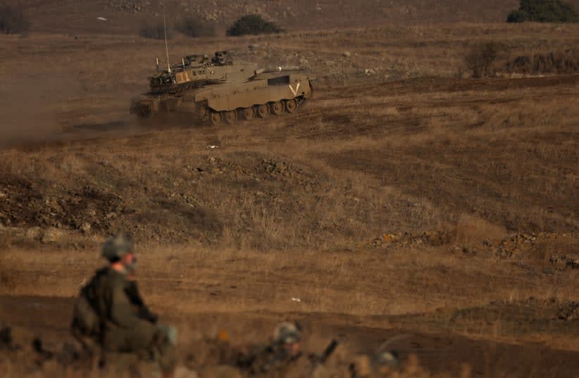  Soldados israelíes participan en un ejercicio militar cerca de la frontera entre Israel y Siria, en los Altos del Golán ocupados por Israel, 2 de noviembre de 2023. (photo credit: Violeta Santos Moura/Reuters)