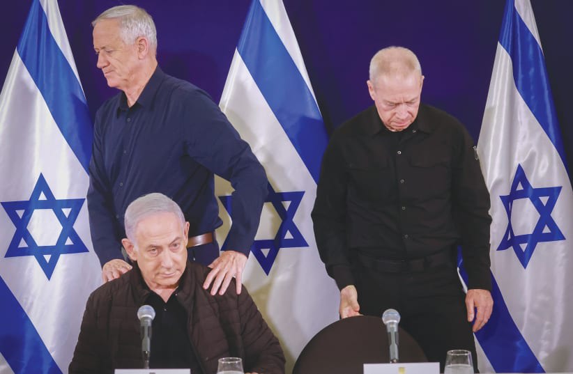  El PRIMER MINISTRO Benjamín Netanyahu (izquierda), el Ministro de Defensa Yoav Gallant (derecha) y el Ministro sin cartera Benny Gantz celebran una rueda de prensa en el Ministerio de Defensa en Tel Aviv en noviembre. (photo credit: MARC ISRAEL SELLEM/THE JERUSALEM POST)