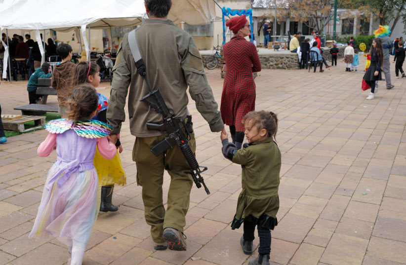  Israelíes de todas las edades disfrutan de Purim a pesar del ataque de un dron, Moshav Nov, Altos del Golán, 24 de marzo de 2024. (photo credit: MICHAEL GILADI/FLASH90)
