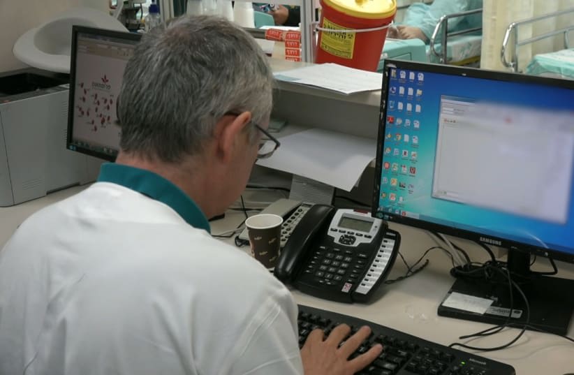  Un médico utilizando el sistema Chameleon (ilustrativo) (photo credit: MAARIV)