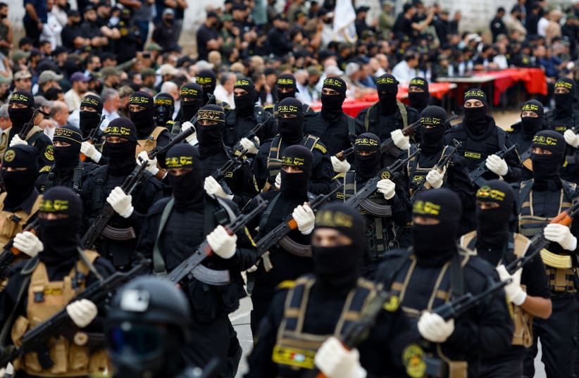  Militantes de la Yihad Islámica Palestina participan en un desfile militar antiisraelí con motivo del 36 aniversario de la fundación del movimiento en la ciudad de Gaza, el 4 de octubre de 2023. (photo credit: (Mohammed Salem/Reuters))
