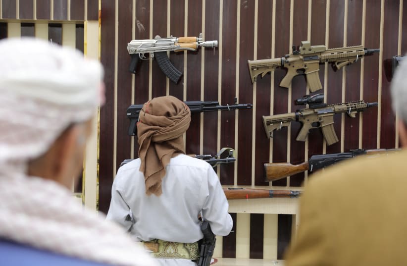  Un traficante de armas exhibe armas de fuego en una exposición, mientras la guerra en Gaza y los ataques liderados por Estados Unidos contra objetivos Houthi aumentan la demanda de armas de fuego, en Sanaa, Yemen 4 de marzo de 2024. (photo credit: KHALED ABDULLAH/REUTERS)