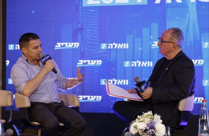 Mekorot CEO Amit Lang at the Maariv Economic Conference, with journalist Yehuda Sharoni. (photo credit: AVRAHAM SASSONI)