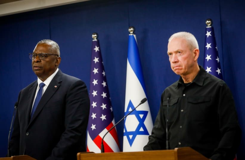 El Secretario de Defensa de EE.UU., Lloyd Austin, y el Ministro de Defensa, Yoav Gallant, realizan unas declaraciones conjuntas en la base de HaKirya, en Tel Aviv, el 13 de octubre de 2023. (photo credit: MIRIAM ALSTER/FLASH90)