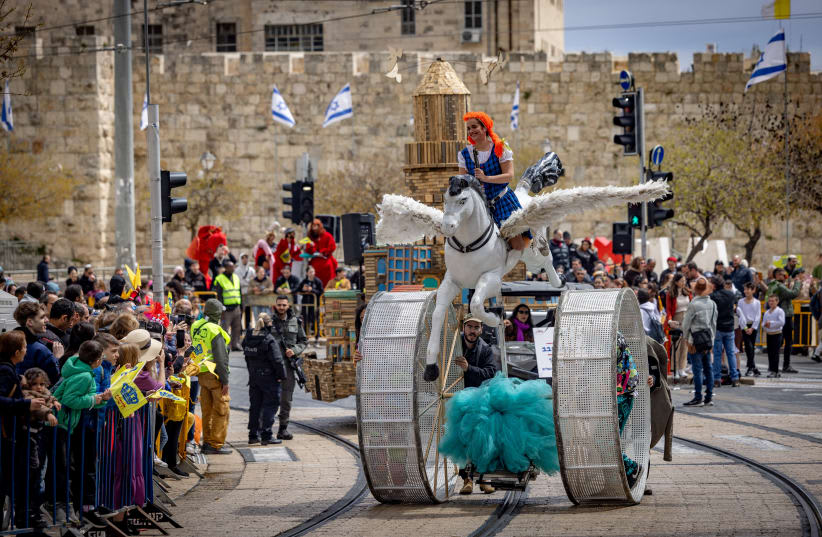 El lunes se celebra en Jerusalén el desfile de la "Adloyada" de Purim. Purim representa el primer paso de nuestra redención; Pésaj nos acerca cada vez más a la meta, que nunca alcanzamos del todo, dice el escritor. (photo credit: YONATAN SINDEL/FLASH90)