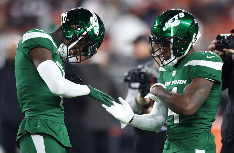  Dec 28, 2023; Cleveland, Ohio, USA; New York Jets cornerbacks Sauce Gardner (left) and D.J. Reed (4) before the game against the Cleveland Browns at Cleveland Browns Stadium. (photo credit: REUTERS/SCOTT GALVIN-USA TODAY SPORTS)